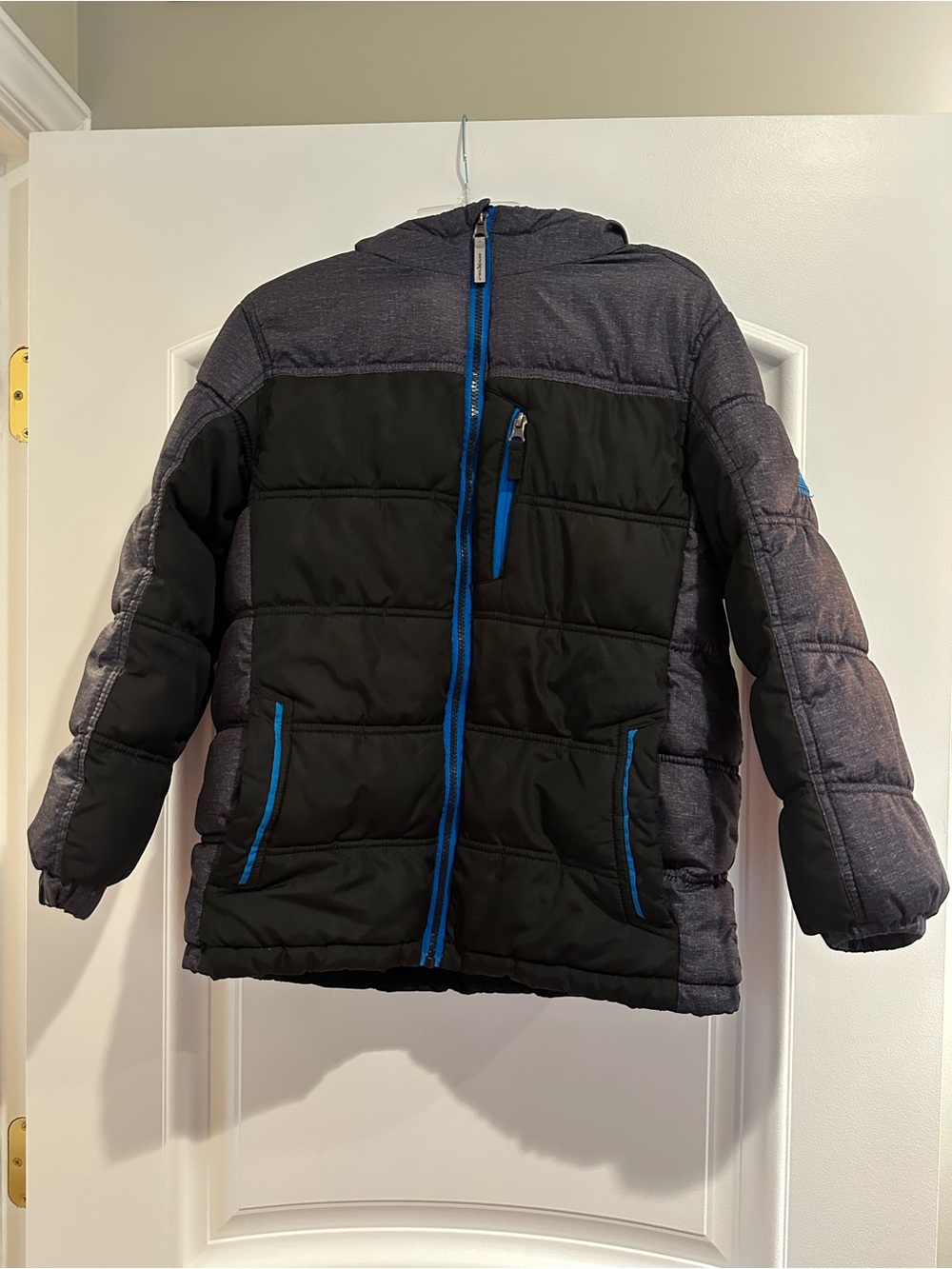 ZeroXposur Boys Size 8 Hooded Puffer Jacket in Black & Gray with Blue Trim